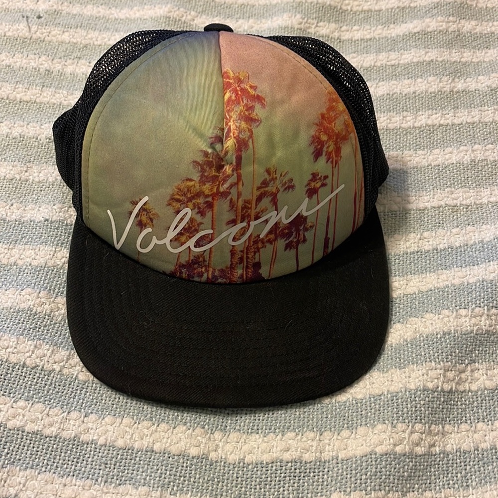 VGUC Volcom Trucker Hat ~ OS